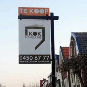 Makelaarsbord voorzien van coating