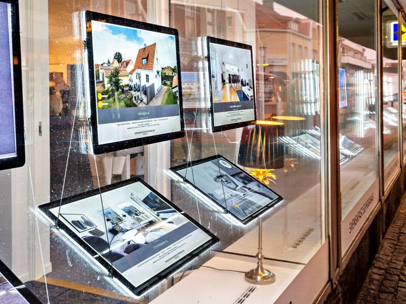 Vitrinemedia Raampresentatie van gekantelde LED displays formaat A3 van met ons op. Wij zijn gemakkelijk bereikbaar en staan klaar om u persoonlijk te woord te staan en al uw vragen te beantwoorden.
