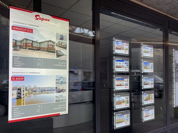 Vitrinemedia raampresentatie waarin is gemonteerd een A0 Display