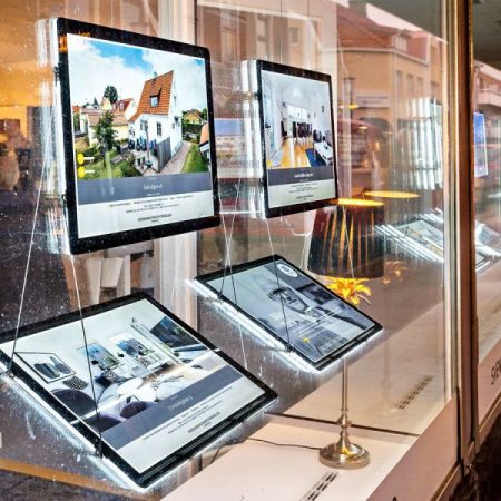Vitrinemedia Raampresentatie van gekantelde LED displays formaat A3 van met ons op. Wij zijn gemakkelijk bereikbaar en staan klaar om u persoonlijk te woord te staan en al uw vragen te beantwoorden.