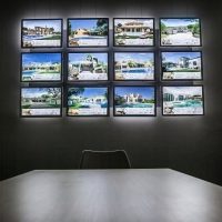 Vitrinemedia A3 Led display binnen gemonteerd tegen de wand