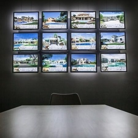 Vitrinemedia A3 Led display binnen gemonteerd tegen de wand
