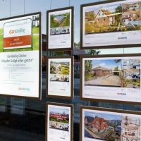 Vitrinemedia A2 A3 en A4 LED Displays gecombineerd opgehangen en fraai horizontaal uitgelijnd