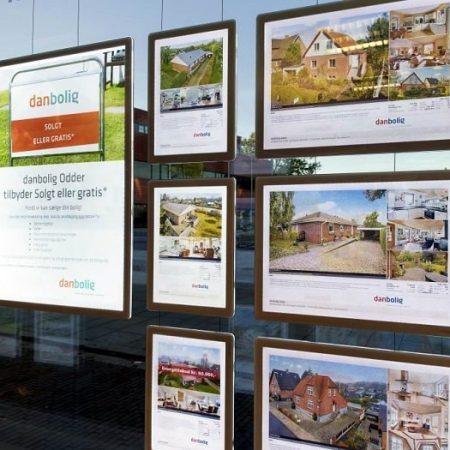 Vitrinemedia A2 A3 en A4 LED Displays gecombineerd opgehangen en fraai horizontaal uitgelijnd
