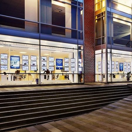 Vitrinemedia A3 en A1 VM Two displays etalage van Makelaar