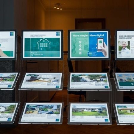 Vitrinemedia A3 gekanteld opgehangen aanzicht