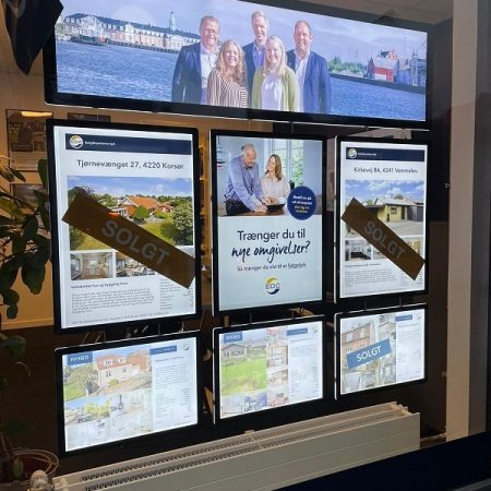 Vitrinemedia Panoramic banner 1 gecombineerd met A2 en A3 Led displays