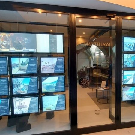 Vitrinemedia raampresentatie Panoramic banners voorzien van A3 LED displays