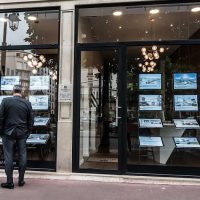 Vitrinemedia VM A3 verticaal en gekanteld, buitenzijde etalage van makelaar