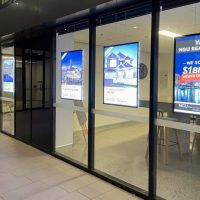 Vitrinemedia div A1 formaten staand vm two